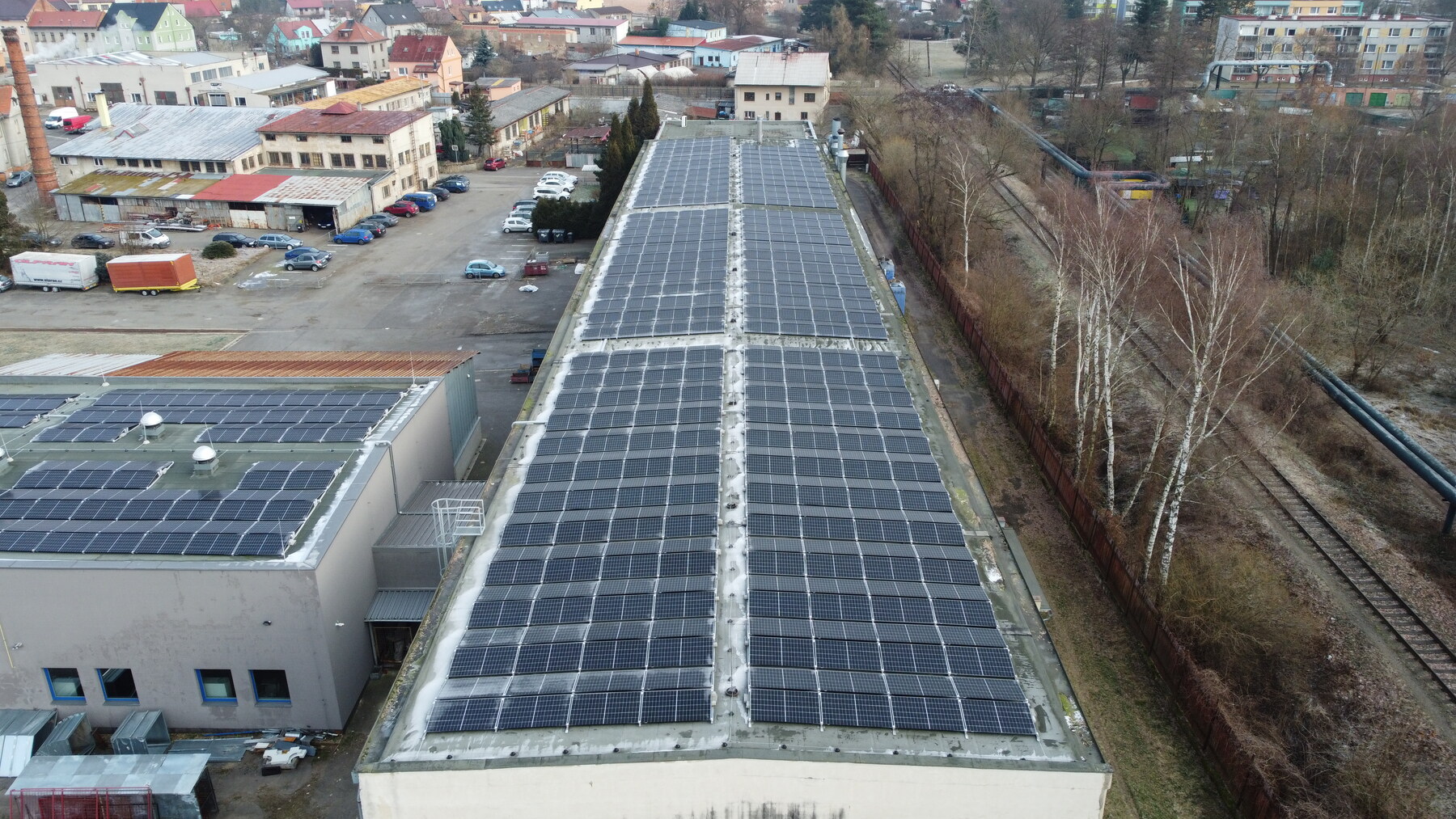Fotovoltaické panely v průmyslovém areálu Beneš a Lát