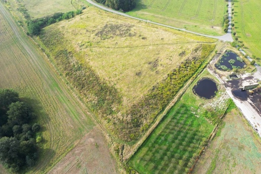 Svažitý terén bývalé skládky